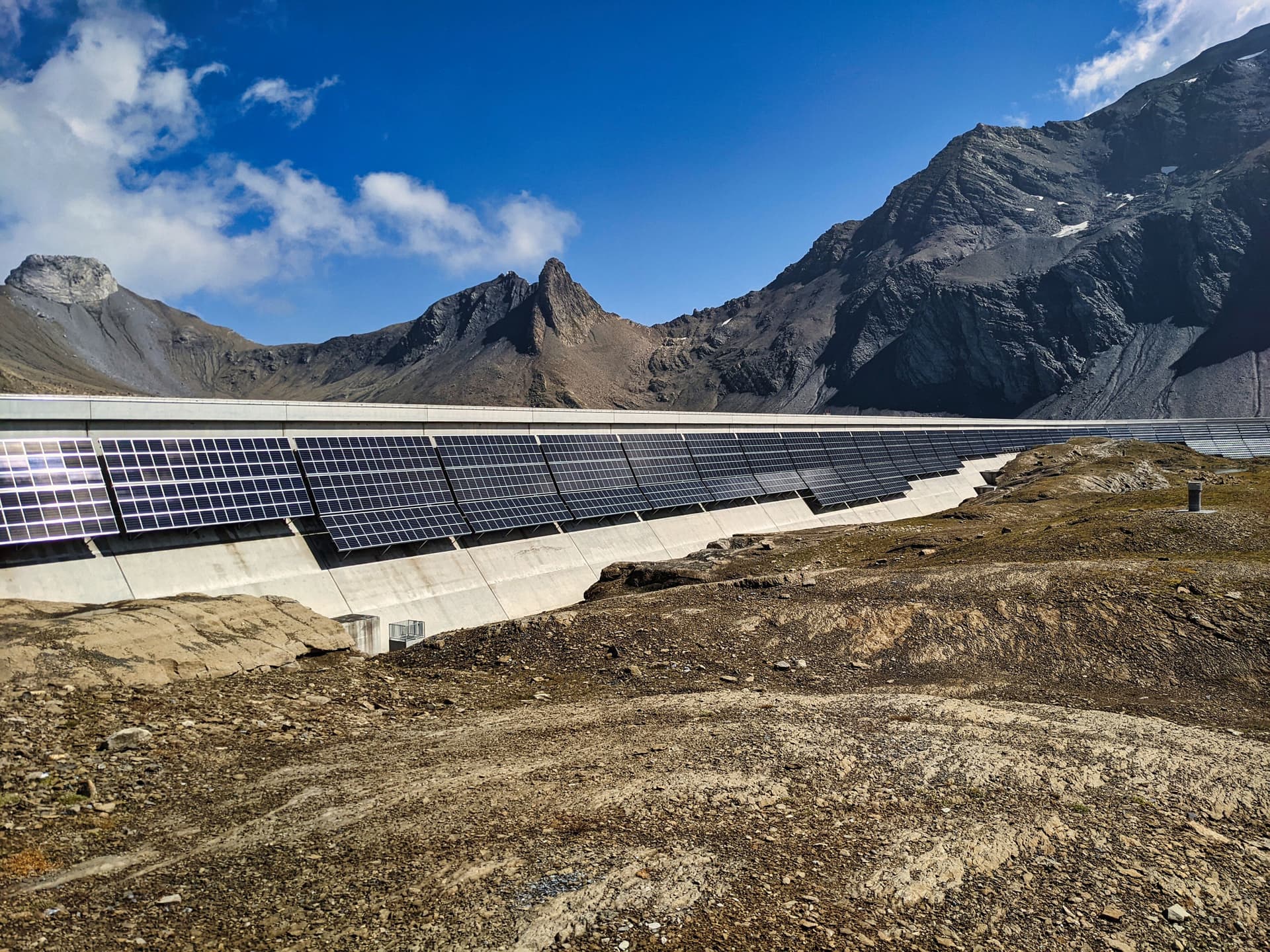 Nachhaltigkeit Solar panel and mountains